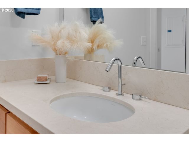 2430 Nw WESTOVER Rd 1-202, Portland, OR 97210