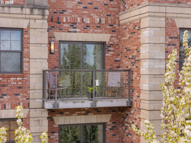 2430 Nw WESTOVER Rd 1-202, Portland, OR 97210