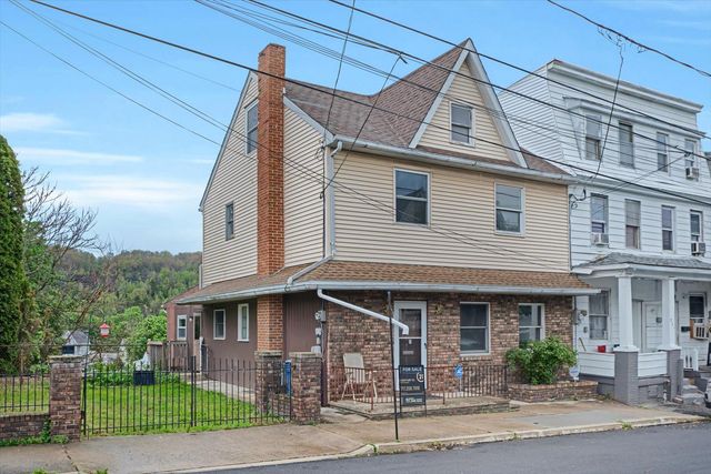 217-219 E AVE, Mount Carmel, PA 17851