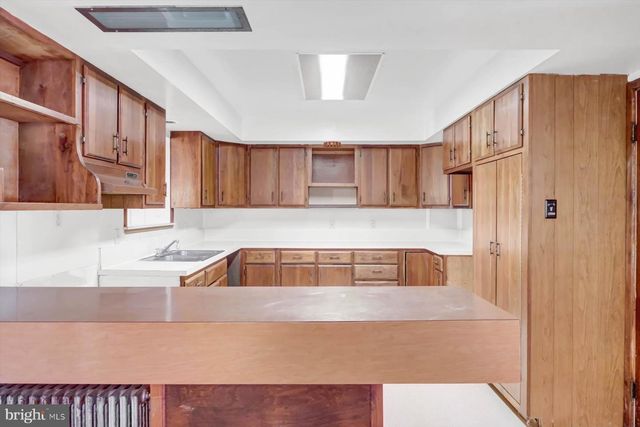 217-219 E AVE, Mount Carmel, PA 17851
