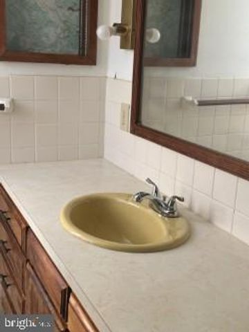 217-219 E AVE, Mount Carmel, PA 17851