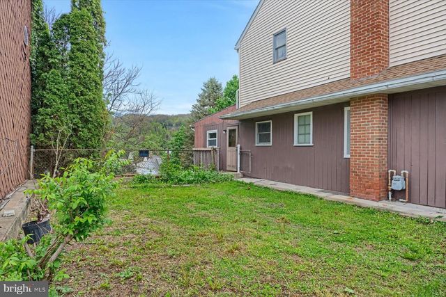 217-219 E AVE, Mount Carmel, PA 17851
