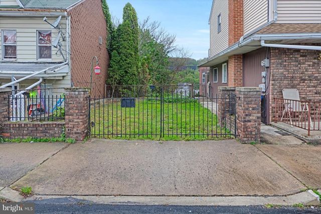 217-219 E AVE, Mount Carmel, PA 17851