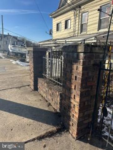 217-219 E AVE, Mount Carmel, PA 17851