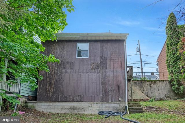 217-219 E AVE, Mount Carmel, PA 17851