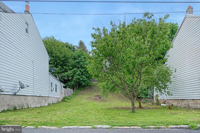 217-219 E AVE, Mount Carmel, PA 17851
