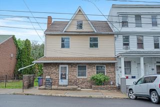 217-219 E AVE, Mount Carmel, PA 17851
