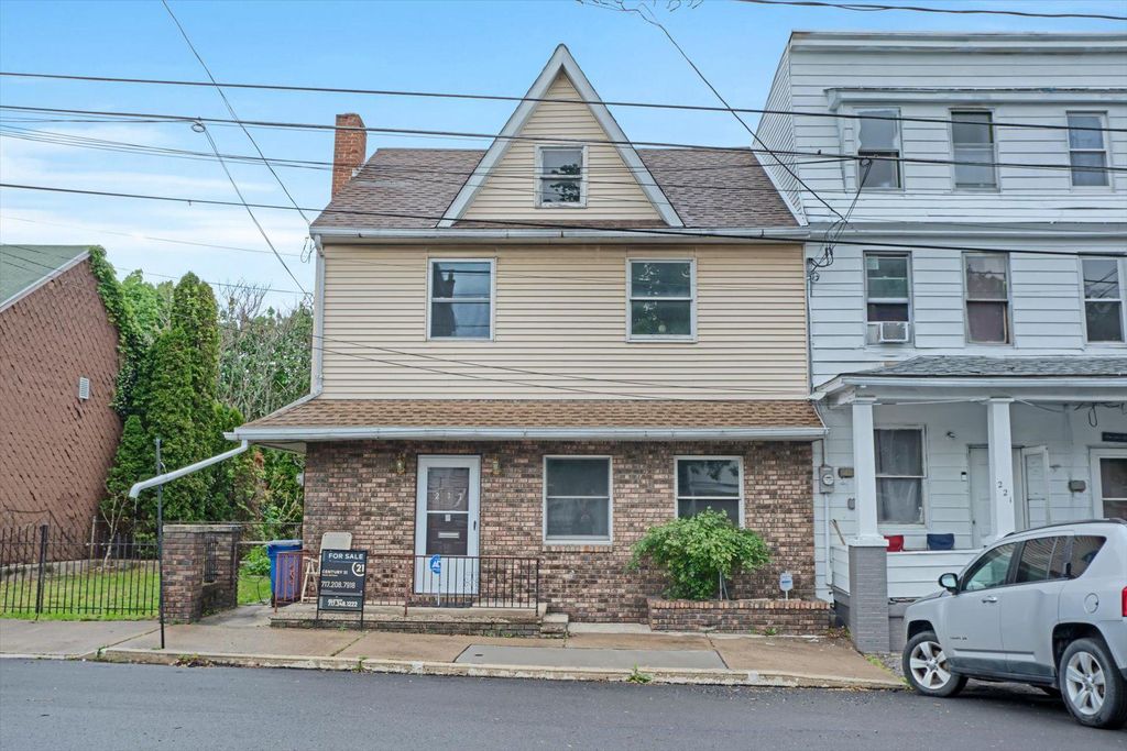217-219 E AVE, Mount Carmel, PA 17851
