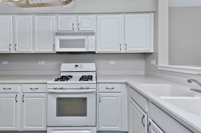 644 Lincoln Station Drive 644, Oswego, IL 60543