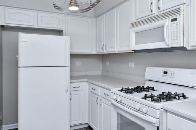 644 Lincoln Station Drive 644, Oswego, IL 60543