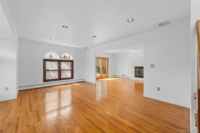 31 Woodward Street, Roslyn Heights, NY 11577