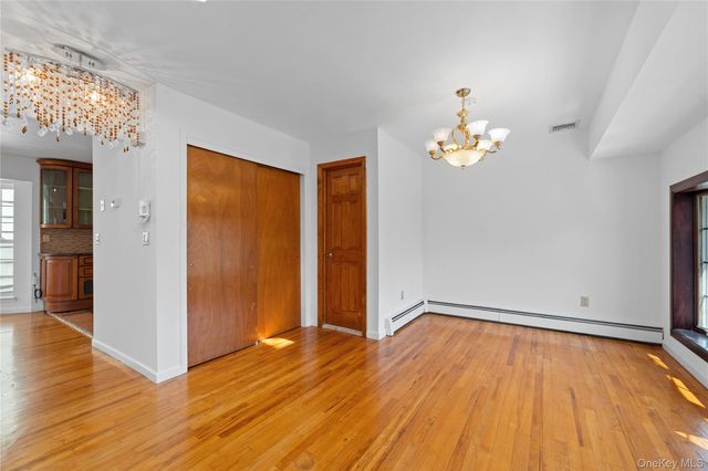 31 Woodward Street, Roslyn Heights, NY 11577