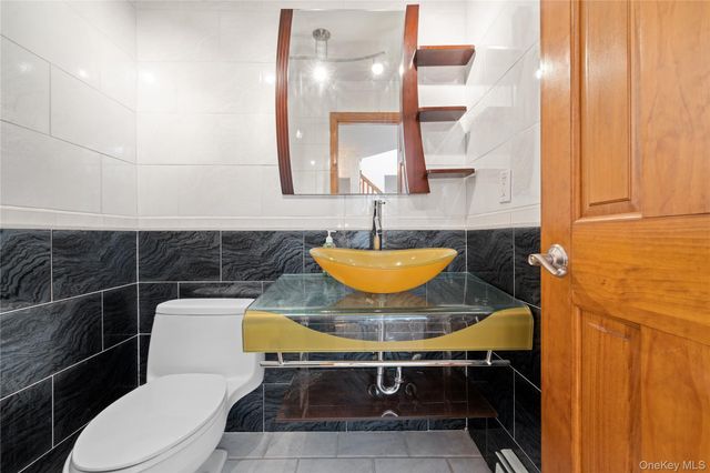 31 Woodward Street, Roslyn Heights, NY 11577