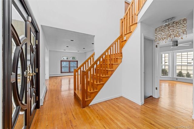 31 Woodward Street, Roslyn Heights, NY 11577