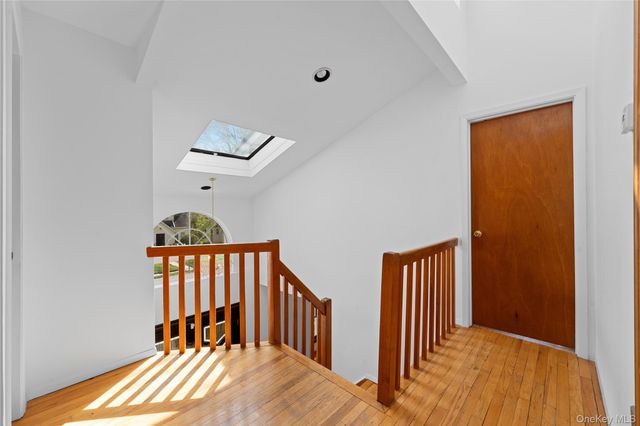 31 Woodward Street, Roslyn Heights, NY 11577