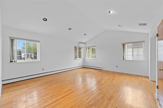 31 Woodward Street, Roslyn Heights, NY 11577