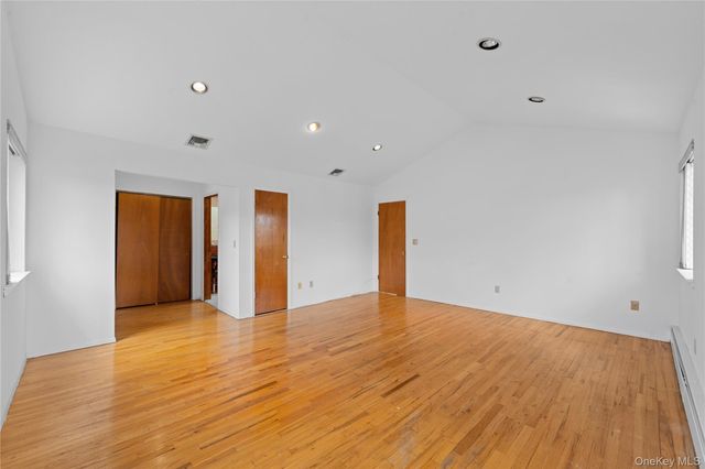 31 Woodward Street, Roslyn Heights, NY 11577