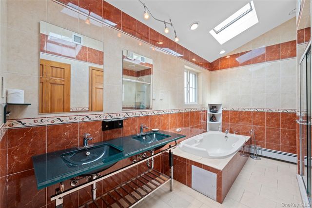 31 Woodward Street, Roslyn Heights, NY 11577