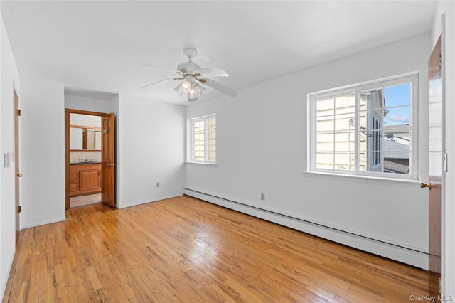 31 Woodward Street, Roslyn Heights, NY 11577