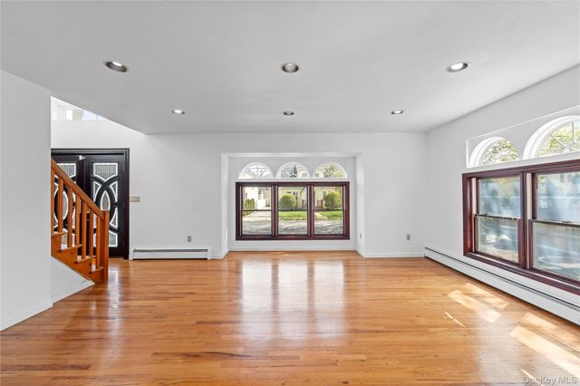 31 Woodward Street, Roslyn Heights, NY 11577