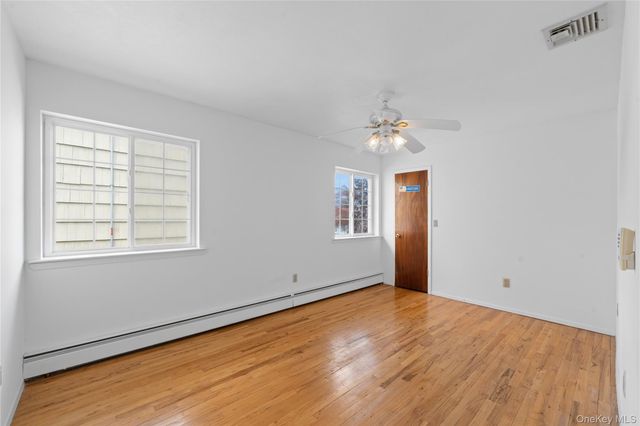 31 Woodward Street, Roslyn Heights, NY 11577