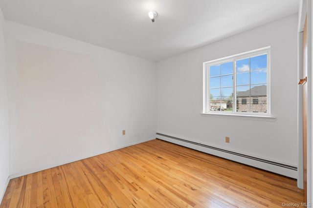 31 Woodward Street, Roslyn Heights, NY 11577