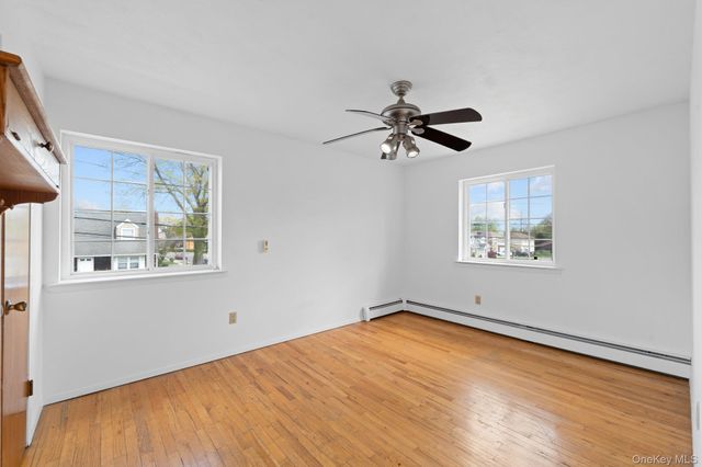 31 Woodward Street, Roslyn Heights, NY 11577