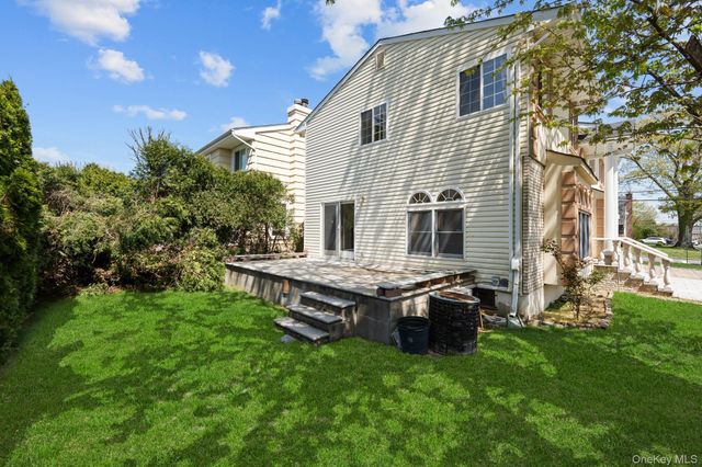 31 Woodward Street, Roslyn Heights, NY 11577