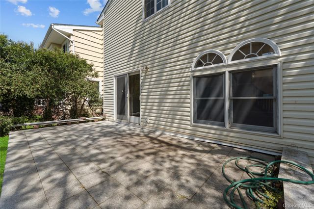 31 Woodward Street, Roslyn Heights, NY 11577