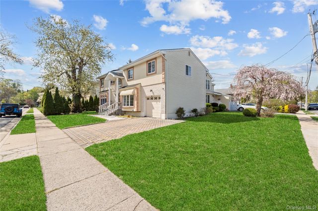 31 Woodward Street, Roslyn Heights, NY 11577