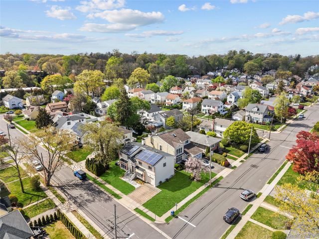 31 Woodward Street, Roslyn Heights, NY 11577
