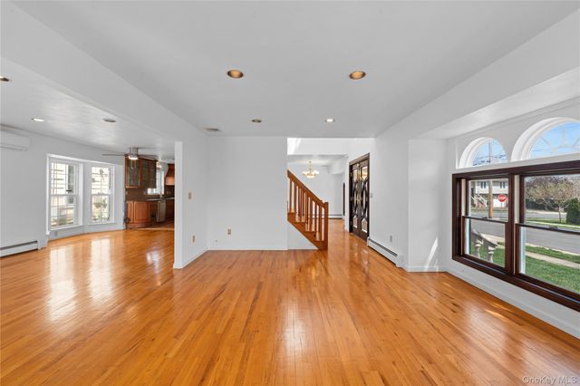 31 Woodward Street, Roslyn Heights, NY 11577