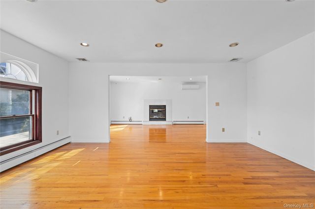 31 Woodward Street, Roslyn Heights, NY 11577