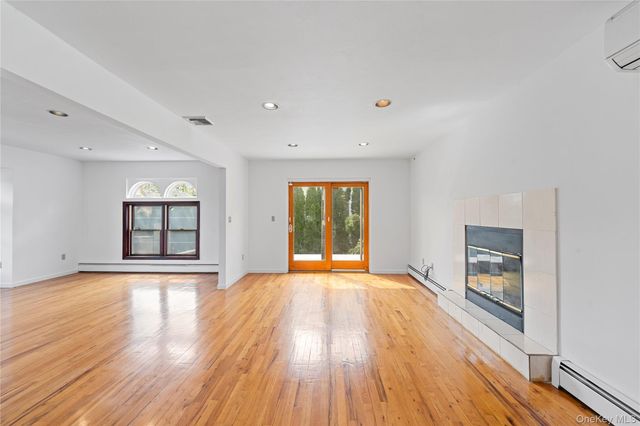 31 Woodward Street, Roslyn Heights, NY 11577