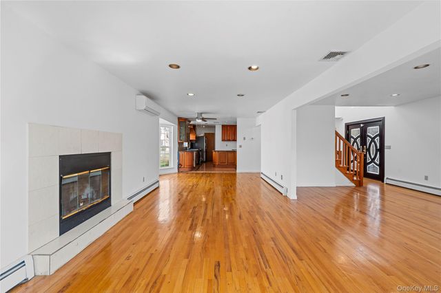 31 Woodward Street, Roslyn Heights, NY 11577