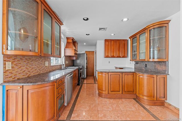 31 Woodward Street, Roslyn Heights, NY 11577