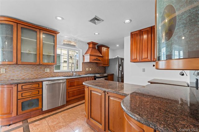 31 Woodward Street, Roslyn Heights, NY 11577