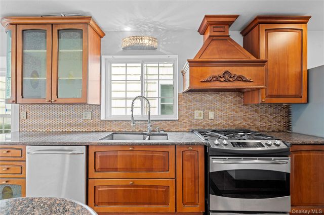 31 Woodward Street, Roslyn Heights, NY 11577