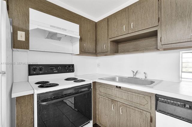 879 NE 195th St 424, Miami, FL 33179