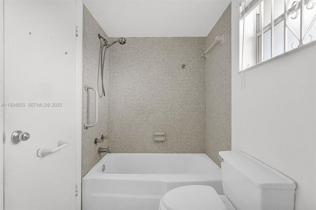 879 NE 195th St 424, Miami, FL 33179