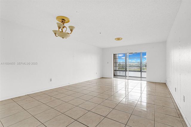 879 NE 195th St 424, Miami, FL 33179