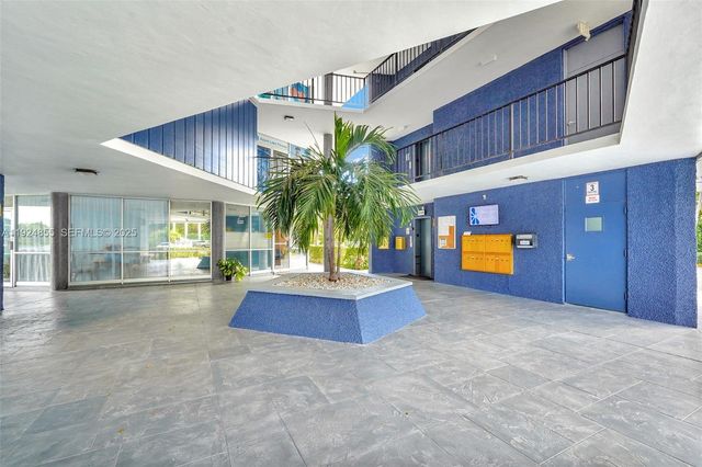 879 NE 195th St 424, Miami, FL 33179