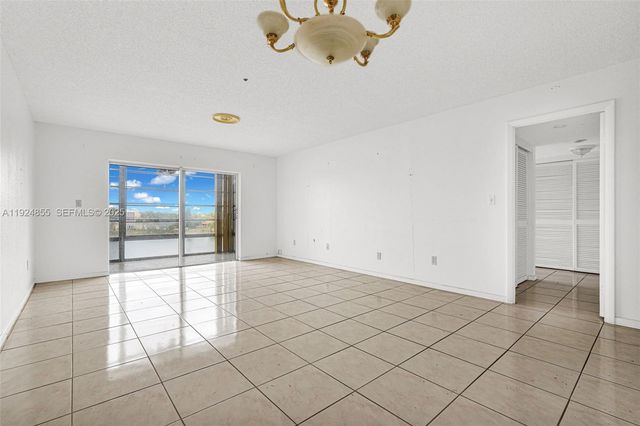 879 NE 195th St 424, Miami, FL 33179