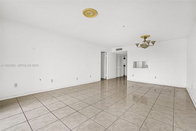 879 NE 195th St 424, Miami, FL 33179