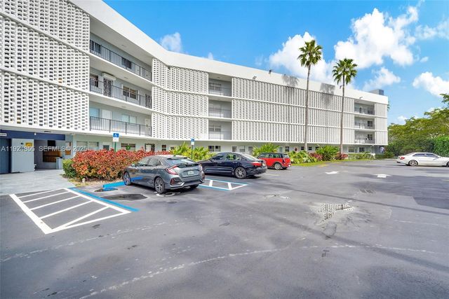 879 NE 195th St 424, Miami, FL 33179