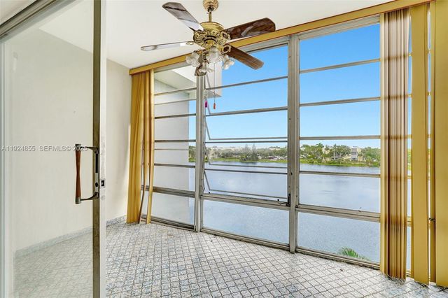 879 NE 195th St 424, Miami, FL 33179