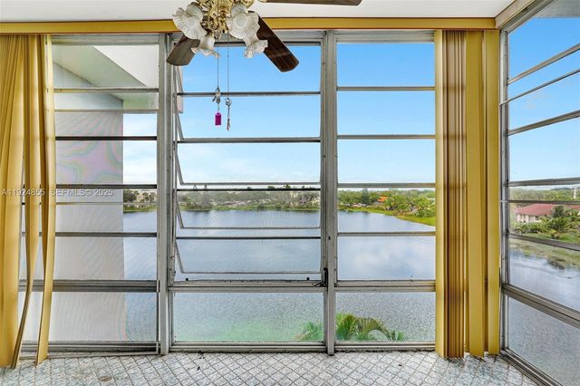 879 NE 195th St 424, Miami, FL 33179