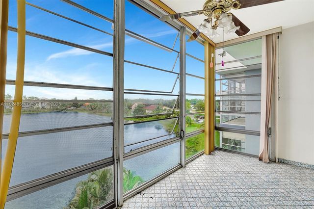 879 NE 195th St 424, Miami, FL 33179