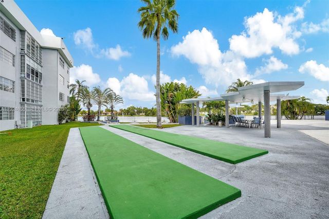 879 NE 195th St 424, Miami, FL 33179