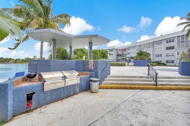 879 NE 195th St 424, Miami, FL 33179